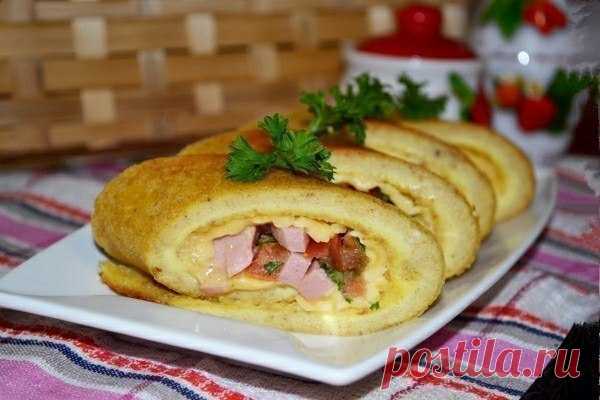 Яичные роллы с начинкой на завтрак.

Признаться, из всех вариаций вкусных, полезных и красивых завтраков, которыми я пытаюсь накормить свою семью ранним утром, больше всего я осталась довольна яичными роллами с начинкой...

Начинка может быть самая разная – это дело вкуса: овощи, мясо, колбасные изделия, сыр или творог… Главное, подобрать то сочетание, которое было бы гармоничным, вкусным и сытным для всего семейства — от мала до велика.

Так что предлагаю и вам, дорогие д...
