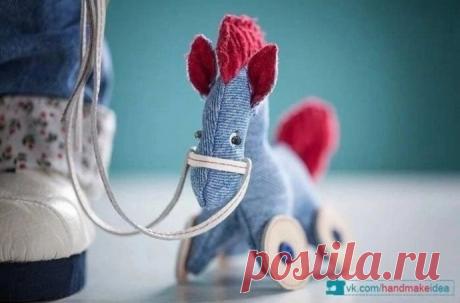 ​Выкройка лошадки для куклы Выкройка лошадки для куклыРаспечатываем шаблон. Вырезаем. Выкраиваем на ткани. Сшиваем по изнаночной стороне, оставляя небольшой отверстие - вход для набивки. Выворачиваем на лицевую сторону. Набиваем. Зашиваем входное отверстие. Сшиваем детали вместе.