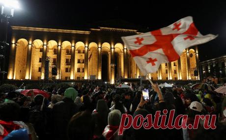 Парламент Грузии принял закон об иноагентах. Грузинский парламент принял закон об иноагентах в третьем и окончательном чтении. Теперь его должна подписать президент, которая уже объявила, что документ заветирует. Однако парламент это вето может обойти