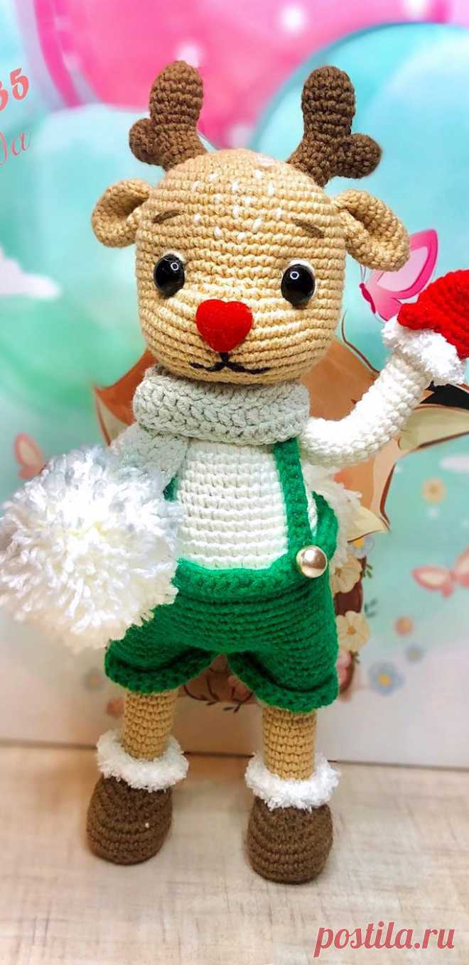 PDF Оленёнок Руди крючком. FREE crochet pattern; Аmigurumi animal patterns. Амигуруми схемы и описания на русском. Вязаные игрушки и поделки своими руками #amimore - олень к Новому году, новогодний оленёнок, рождественский олень.