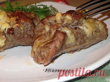 ​Мясные рулетики с начинкой 
Ингредиенты:
мясо (свинина, говядина) – 400г&nbsp;сыр твердый – 100г&nbsp;курага – 5-6 шт.&nbsp;шампиньоны – 4-5 шт.&nbsp;соль&nbsp;перец&nbsp;раст.масло&nbsp;Приготовление:
Рулетики у меня были с двумя начинками: с сыром и грибами – для мальчиков, и с сыром и курагой – для...