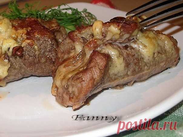 ​Мясные рулетики с начинкой 
Ингредиенты:
мясо (свинина, говядина) – 400г сыр твердый – 100г курага – 5-6 шт. шампиньоны – 4-5 шт. соль перец раст.масло Приготовление:
Рулетики у меня были с двумя начинками: с сыром и грибами – для мальчиков, и с сыром и курагой – для...