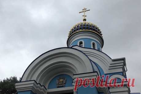 В Уссурийске открыли храм покровителя воинов-десантников. В Приморском крае состоялось открытие храма покровителя воинов-десантников. В Уссурийске на территории отдельного гвардейского десантно-штурмового соединения открыли храм-часовню пророка Ильи. Освящение и первую божественную литургию в новом храме провел глава приморской и владивостокской митрополии Владимир.