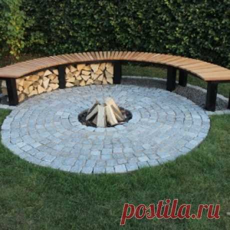 Уличный очаг со скамейкой