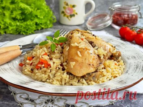 Куриные бёдра с рисом в мультиварке Куриные бёдра с рисом в мультиварке - это сытное и аппетитное блюдо, которое можно подать на обед или ужин. Рис получается рассыпчатым, а курочка - нежной и сочной. Это удобный способ приготовления, так как мясо и гарнир готовятся одновременно.