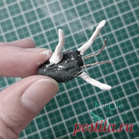 Самую первую фотку, к сожалению, не сделала. Берем проволоку для бисероплетения, скручиваем две проволочки, отмеряем длину по эскизу. Затем из пластилина формируем заготовку ладони, в которую втыкаем проволочки. Формируем изгиб будущих пальчиков как нам нравится, не забывая об анатомии, конечно )) (Я работаю с застывайкой, поэтому буду писать о ней, но для запекайки, думаю, такой метод тоже подойдет) Берем маленькую колбаску ладолла и накручиваем ее на проволочку. Не страш...