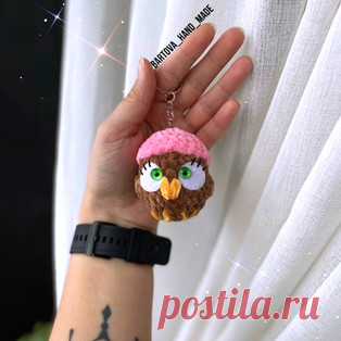 Брелок совушка в шапке амигуруми. Схемы и описания для вязания игрушек крючком! Бесплатный мастер-класс от Анастасии Бартовой по вязанию плюшевого брелка в виде совушки в шапке крючком. Высота вязаной игрушки примерно 7 см. Для из…