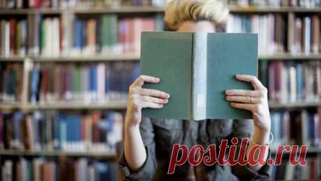 10 книг о романтических отношениях с наставкником и большая разница в возрасте 

1. "Инферно Габриеля", Сильвейн Рейнард 
Роман переведен на 20 языков, входит в список бестселлеров New York Times и USA Today! Захватывающее повествование о спасении мужской души и пробуждении женской чувственности… Красавец Габриель Эмерсон — днем уважаемый молодой профессор, признанный специалист по творчеству Данте, а ночью — ненасытный охотник за наслаждениями.
Показать полностью…