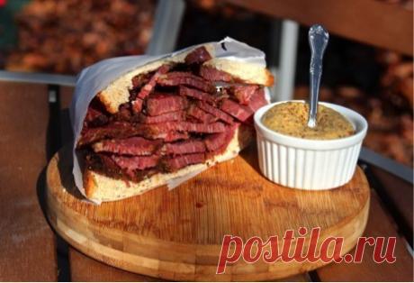 КОПЧЕНАЯ БАСТУРМА

Самую вкусную бастурму не купишь! Ее можно приготовить только своими руками.

ВАМ ПОНАДОБИТСЯ:
2 кг сырой говяжьей грудинки
¾ стакана крупной соли
½ стакана сахара
3 зубчика чеснока
1 ст. л. семян кориандра
1 ст. л. черного перца
1 ст.л. паприки

Соль, сахар, специи и измельченный чеснок выкладываем в небольшую кастрюлю и ставим на огонь. Добавляем чуть-чуть воды и доводим до кипения. Снимаем и остужаем.

Натираем полученным маринадом грудинку, выкладыва...