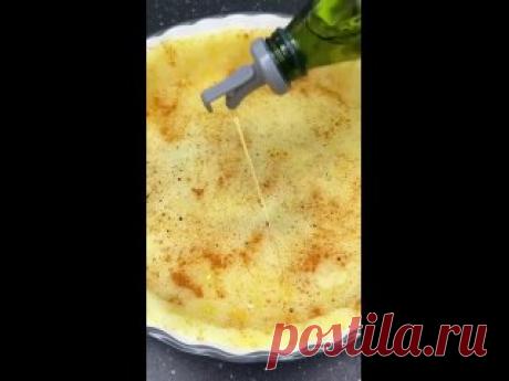 Картофельный тарт с ветчиной и сыром Картофельный тарт с ветчиной и сыромКартофель - 800гМасло растительноеВетчина - 200гПомидоры черри - 150гШпинат - 30гСыр - 100гЯйца - 5штСметана - 300гСоль, перец, паприка по вкусуКартофель чистим, отвариваем, перекладываем в смазанную растительным маслом форму и разминаем, формируя...