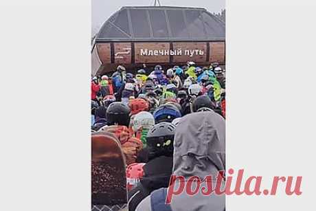 Видео гигантской очереди из туристов на курорте «Архыз» возмутило россиян. Гигантская очередь из туристов на курорте «Архыз» в Карачаево-Черкесской Республике попала на видео и удивила россиян. На опубликованных кадрах видно, как на горнолыжном курорте образовалось огромное столпотворение из отдыхающих — десятки лыжников и сноубордистов ждут своей очереди, чтобы сесть на подъемник.