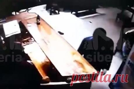 Российский уголовник учинил в баре расправу над двумя девушками. В Кузбассе полиция разбирается в обстоятельствах расправы над двумя девушками в местном баре. ЧП произошло в питейном заведении города Междуреченска, где 35-летний обвиняемый распивал алкоголь со своей спутницей. Женщина решила прекратить застолье и собралась уходить, тогда злоумышленник схватил нож.