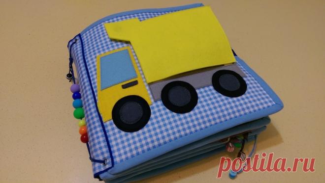 Книжка из фетра для Назара. Вот еще одна книжечка готова! Одна, наверное, из моих любимых. Шила ее для мальчика Назара, который, не смотря на свой юный возраст)), вместе с мамой занимается йогой, любит животных и машинки! На обложке грузовик, в нем пазл-трактор(на липучке). Детали можно сложить в кармашек....
