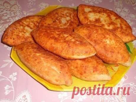 СЫРНЫЕ ПЫШЕЧКИ - за 10 минут, которые разлетаются тоже за 10 минут!
Тесто:
1 стакан кефира,
1 стакан твёрдого тёртого сыра,
2 стакана муки,
по пол чайной ложки сахара, соды и соли
Всё перемешиваем, вымешиваем, разделяем на колобки, раскатываем.
Начинка:
тёртая ветчина или сосиски (у меня ветчина). Начиняем, защипываем края, немного раскатываем. Жарить на растительном масле с 2-х сторон, на среднем огне под крышкой.
Ооочень вкусные и делать быстро )