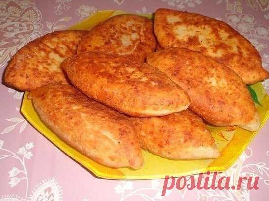 СЫРНЫЕ ПЫШЕЧКИ - за 10 минут, которые разлетаются тоже за 10 минут!
Тесто:
1 стакан кефира,
1 стакан твёрдого тёртого сыра,
2 стакана муки,
по пол чайной ложки сахара, соды и соли
Всё перемешиваем, вымешиваем, разделяем на колобки, раскатываем.
Начинка:
тёртая ветчина или сосиски (у меня ветчина). Начиняем, защипываем края, немного раскатываем. Жарить на растительном масле с 2-х сторон, на среднем огне под крышкой.
Ооочень вкусные и делать быстро )