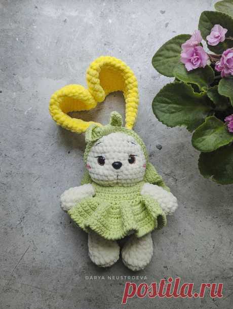 PDF Заюша из плюша крючком. FREE crochet pattern; Аmigurumi toy patterns. Амигуруми схемы и описания на русском. Вязаные игрушки и поделки своими руками #amimore - зайка из плюшевой пряжи, заяц, плюшевый зайчик, кролик, зайчонок в платье, крольчонок.