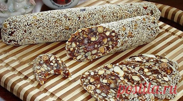 Финиковая колбаска 

Вкусный и полезный десерт из сухофруктов. В сочетании с орешками это лакомство очень подходит как для постного питания, так и тем, кто следит за своей фигурой. 

Сохрани и приготовь 


Ингредиенты: 

Финики (без косточек) — 250 г 
Курага — 250 г 
Кунжут — 100 г 
Семечки подсолнуха — 50 г 
Орехи кешью — 150 г 
Цедра апельсина — 1 шт. 
Корица — 1 щепотка 
Кардамон — 1 щепотка 

Приготовление: 

1. Пропустить через мясорубку финики (очищенные от косточек)...