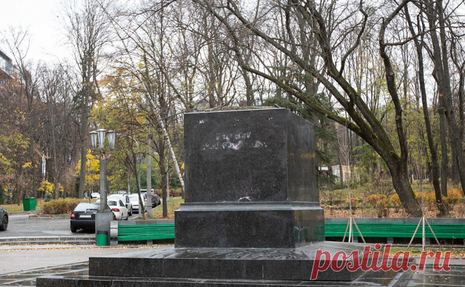 Песков назвал Украину идущей «впереди Европы всей» по сносу памятников. Украина известна своей борьбой с памятниками и пытается в этой сфере идти впереди всей Европы, заявил пресс-секретарь президента России Дмитрий Песков.