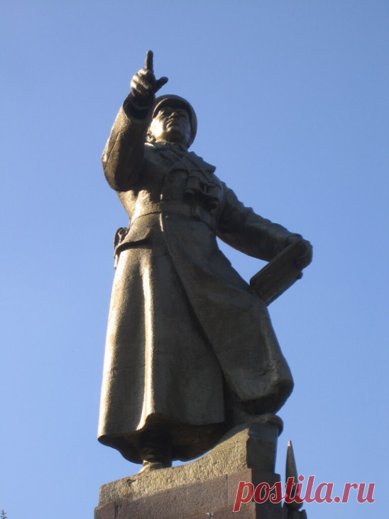 КИРГИЗИЯ. БИШКЕК. ПАМЯТНИК ГЕНЕРАЛУ ПАНФИЛОВУ