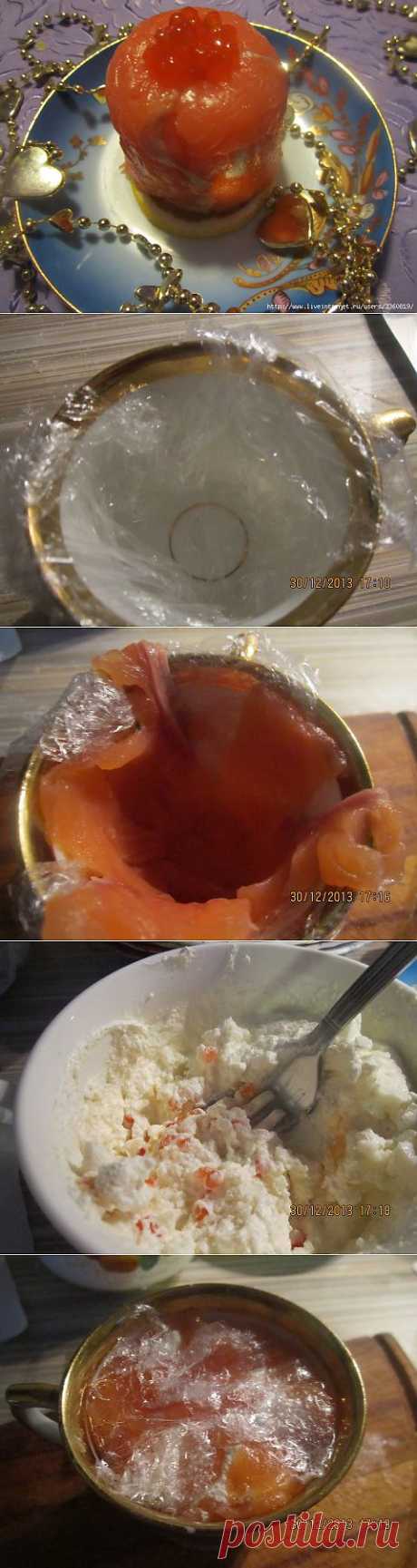 Поцелуйчики.Потребуется  слабосоленая красная рыба, форель или лосось,или горбуша.  Берете по колличеству гостей я даю рецепт на 6 человек. Рыба -  – 200 г. Сыр Филадельфия или Альметте  – 200 г. Икра красная (черная не возбраняется) – 50гр Лимон – 1 шт.
Для приготовления этой закуски вам понадобятся небольшие формочки или кофейные чашки.Каждую чашку застелить пищевой пленкой так, чтобы она свисала по краям на 2-3 см.