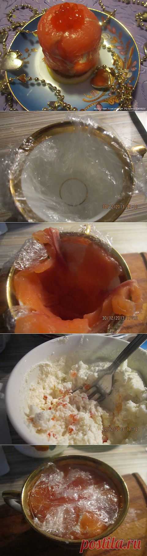 Поцелуйчики.Потребуется  слабосоленая красная рыба, форель или лосось,или горбуша.  Берете по колличеству гостей я даю рецепт на 6 человек. Рыба -  – 200 г. Сыр Филадельфия или Альметте  – 200 г. Икра красная (черная не возбраняется) – 50гр Лимон – 1 шт.
Для приготовления этой закуски вам понадобятся небольшие формочки или кофейные чашки.Каждую чашку застелить пищевой пленкой так, чтобы она свисала по краям на 2-3 см.