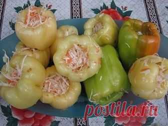 Фаршированный перец на зиму, с морковью и капустой 

Вы пробовали уже заготовить фаршированный перец на зиму, с морковью и капустой? Если нет, то обязательно попробуйте! Это вкусное и аппетитное блюдо просто создано, чтобы скрасить ваши зимние денечки. 

Чеснок 16 зубчиков 
Перец болгарский 40–45 штук 
Зелень петрушки по вкусу 
Зелень укропа по вкусу 
Капуста белокочанная 4,5 килограмма 
Морковь 6 штук 
Перец чили 2 штуки 
Соль 2,5 столовые ложки 

Маринад 

Сахар 3 столов...