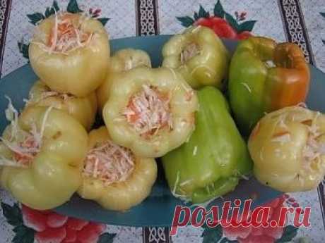Фаршированный перец на зиму, с морковью и капустой 

Вы пробовали уже заготовить фаршированный перец на зиму, с морковью и капустой? Если нет, то обязательно попробуйте! Это вкусное и аппетитное блюдо просто создано, чтобы скрасить ваши зимние денечки. 

Чеснок 16 зубчиков 
Перец болгарский 40–45 штук 
Зелень петрушки по вкусу 
Зелень укропа по вкусу 
Капуста белокочанная 4,5 килограмма 
Морковь 6 штук 
Перец чили 2 штуки 
Соль 2,5 столовые ложки 

Маринад 

Сахар 3 столов...