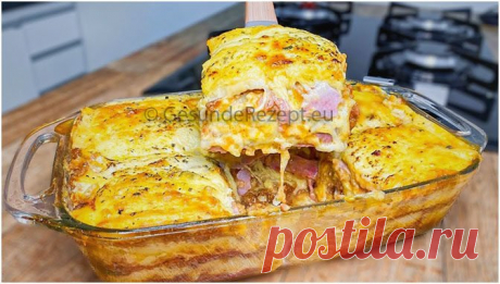 Das beste Hackfleisch Rezept - Kochen und Rezepte Zutaten:   400 g Kartoffel(n) 100 ml Milch 20 g Butter Muskat Putenscheiben 300 g Hackfleisch, (Rind oder gemischt) 400 g Möhre(n) 1 EL Öl 1 m.-große Zwiebel(n) 1 EL Tomatenmark 150 ml Gemüsebrühe, (instant) n. B. Ketchup, Chilisauce oder Salsa 50 g Käse, gerieben Salz und Pfeffer, Salz Majoran Thymian   Zubereitung:   Kartoffeln schälen, gegebenenfalls teilen und kochen. Möhren schälen und fein raspeln. Zwiebel und Knoblau...