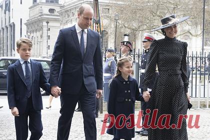 В наряде Кейт Миддлтон на панихиде по принцу Филиппу увидели подражание свекрови. Герцогиня Кембриджская Кэтрин появилась на поминальной службе по принцу Филиппу в образе, вдохновленном нарядом матери ее мужа принцессы Дианы. Знаменитость посетила панихиду в черном платье в белый горох бренда Alessandra Rich и жемчужных серьгах Collingwood, которые ранее принадлежали покойной принцессе Диане.