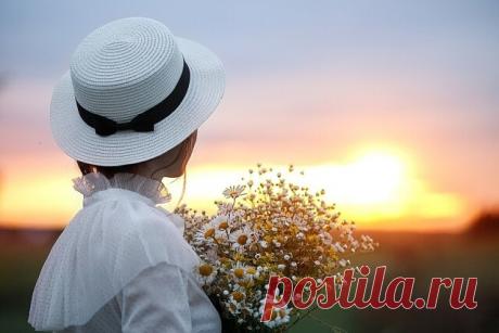 — Чем же все это окончится? — Будет апрель. 
— Будет апрель, вы уверены? — Да, я уверен. 
Я уже слышал, и слух этот мною проверен, 
будто бы в роще сегодня звенела свирель. 
 
— Что же из этого следует? — Следует жить, 
шить сарафаны и легкие платья из ситца. 
— Вы полагаете, все это будет носиться? 
— Я полагаю, что все это следует шить. 
 
Юрий Левитанский