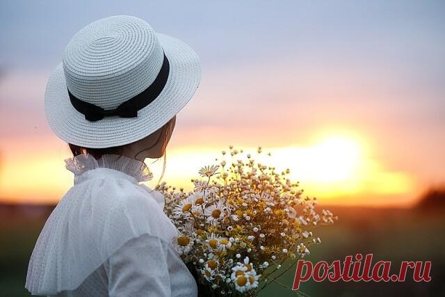 — Чем же все это окончится? — Будет апрель. 
— Будет апрель, вы уверены? — Да, я уверен. 
Я уже слышал, и слух этот мною проверен, 
будто бы в роще сегодня звенела свирель. 
 
— Что же из этого следует? — Следует жить, 
шить сарафаны и легкие платья из ситца. 
— Вы полагаете, все это будет носиться? 
— Я полагаю, что все это следует шить. 
 
Юрий Левитанский