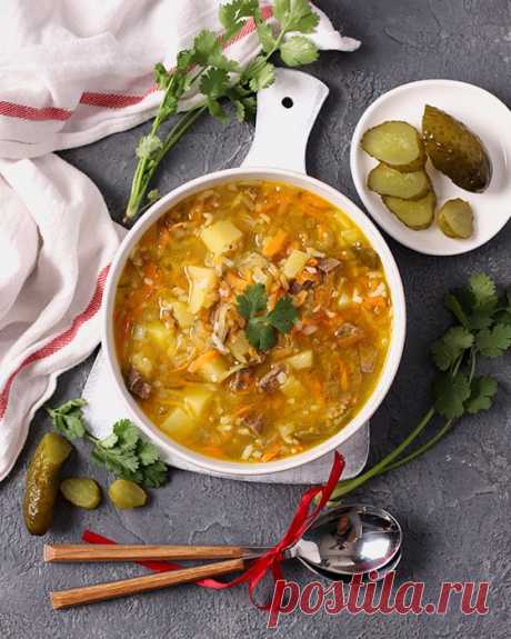 Рассольник с перловкой и солеными огурцами — пошаговый рецепт с фото Пошаговый рецепт рассольника с перловкой и солеными огурцами с фото. Густой суп на мясном бульоне с характерной кислинкой.