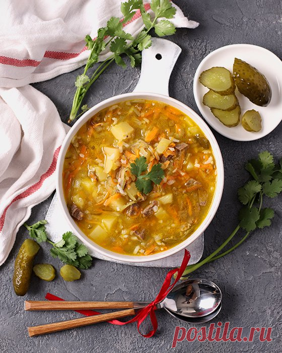Рассольник с перловкой и солеными огурцами — пошаговый рецепт с фото Пошаговый рецепт рассольника с перловкой и солеными огурцами с фото. Густой суп на мясном бульоне с характерной кислинкой.