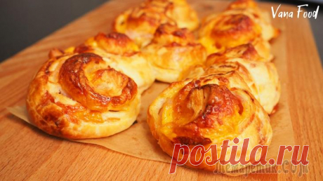 Синнабоны с беконом и сыром Синнабоны с беконом и сыром - это сытные булочки из слоеного дрожжевого теста. Рецепт можно отнести к рецептам на скорую руку, потому что используется уже готовое покупное тесто. Удобно, если совсем н...