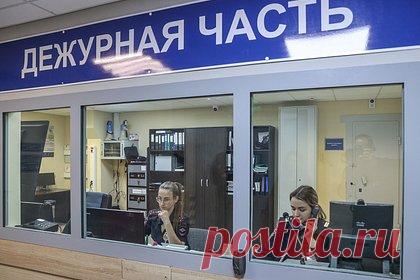 Заявившего об изнасиловании женщиной с топором россиянина увезли в полицию. Житель Петербурга попал в полицию за ложные вызовы — он хотел, чтобы силовики открыли ему дверь в его квартиру, так как он потерял ключи. Ночью 20 ноября в дежурную часть поступило сообщение от мужчины о том, что он стал жертвой изнасилования женщиной с топором. Через некоторое время этот же гражданин вновь позвонил.