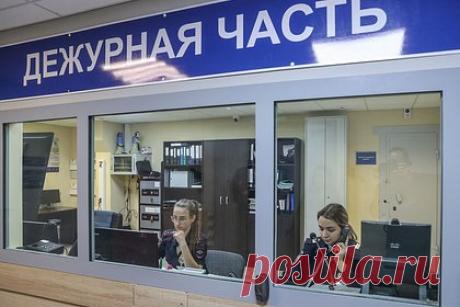 Заявившего об изнасиловании женщиной с топором россиянина увезли в полицию. Житель Петербурга попал в полицию за ложные вызовы — он хотел, чтобы силовики открыли ему дверь в его квартиру, так как он потерял ключи. Ночью 20 ноября в дежурную часть поступило сообщение от мужчины о том, что он стал жертвой изнасилования женщиной с топором. Через некоторое время этот же гражданин вновь позвонил.