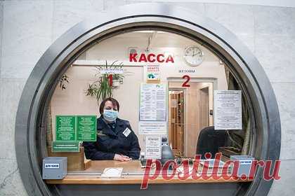 В метро одного российского города избавятся от жетонов. Метрополитен Екатеринбурга полностью откажется от жетонов к 2025 году. В пресс-службе перевозчика отметили, что сейчас более 90 процентов пассажиров для оплаты метро пользуются банковскими или транспортными картами. Жетоны собираются заменить на билеты с QR-кодами. Стоимость проезда в подземке составляет 33 рубля.