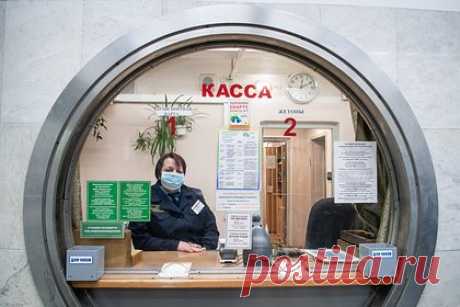 В метро одного российского города избавятся от жетонов. Метрополитен Екатеринбурга полностью откажется от жетонов к 2025 году. В пресс-службе перевозчика отметили, что сейчас более 90 процентов пассажиров для оплаты метро пользуются банковскими или транспортными картами. Жетоны собираются заменить на билеты с QR-кодами. Стоимость проезда в подземке составляет 33 рубля.