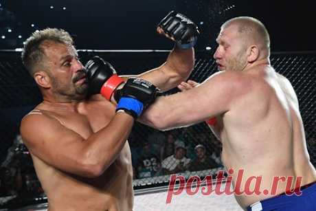 Судья остановил бой Харитонова и Мальдонадо и возмутил зрителей. Российский боец смешанного стиля (MMA) Сергей Харитонов одержал победу над бразильцем Фабио Мальдонадо на турнире Parus FC. 41-летний тяжеловес одержал победу техническим нокаутом. Рефери остановил схватку после очередного удара в исполнении Харитонова и развел бойцов. Зрители выражали возмущение подобным решением.