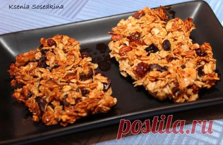 Granola Bars — батончики мюсли.
СОСТАВ:
Хлопья овсяные — 100 гр
Курага — 30 гр
Изюм — 30 гр
Чернослив — 30 гр
Орех грецкий — 20 гр
Фундук — 20 гр
Арахис — 20 гр
Мёд — 3-4 ст.л.
Масло растительное — 3 ст.л.