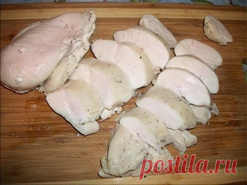 Куриные грудки по особой технологии

Мясо получается сочное, вкусное, больше похожее на ветчину, чем на курицу.

Ингредиенты:
- 4 куриные грудки
- 1 л молока
- соль
- любимые вами специи

Солим и посыпаем специями грудки, оставляем на 10 минут.

Доводим до кипения молоко, выключаем и сразу же погружаем в него куриные грудки так, чтобы они были полностью покрыты молоком.

Закрываем кастрюлю крышкой и укутываем в одеяло так, как мы это делаем с кашами и картошкой. Оставляем ...