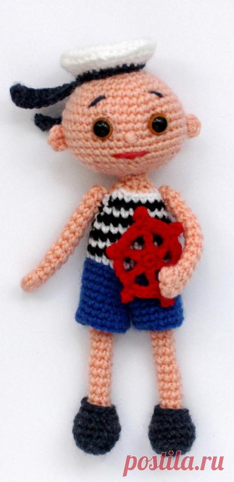 PDF Морячок крючком. FREE crochet pattern; Аmigurumi toy patterns. Амигуруми схемы и описания на русском. Вязаные игрушки и поделки своими руками #amimore - кукла мальчика в костюме моряка к 23 февраля, куколка в наряде морячка.