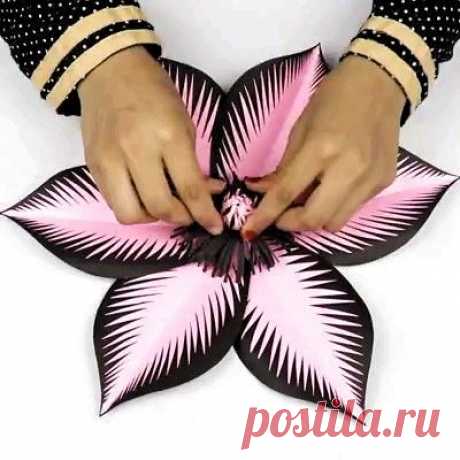 Крупные бумажные цветочки