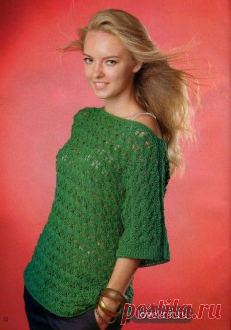 Зеленый джемпер с широким рукавом.