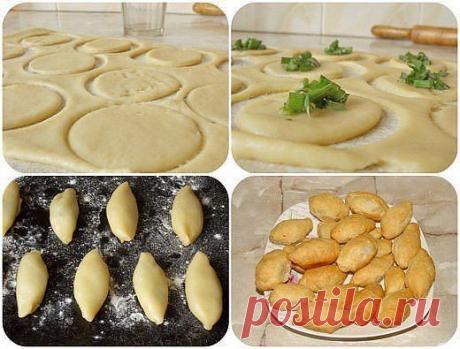 ПИРОЖКИ СЛОЁНЫЕ !!! **Из готового теста -раскатаем корж в 0.5 см, вырезая кружки рюмкой или стаканом. *Начинкаа : отвар/куриное филе, и обжаренный лук.  *Защипывая, чуть прижимаем,. *На противень: швом вниз,  и выпекаем до  золотистости.