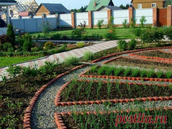 Ограждение грядок своими руками из подручных материалов своими руками Разные варианты ограждений для грядок: из бутылок, шифера, досок, камней, пеньков, лозы. Пошаговые инструкции. Фотогалерея идей.