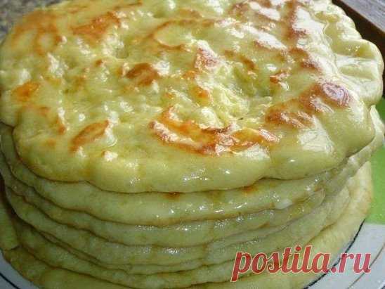 🍴 Хачапури по-Тбилисски за 5 минут
Ингредиенты:
Мука пшеничная 3 стакана
Кефир 1 стакан
Яйцо куриное 2 шт.
Соль 1 ч.л.
Сахар 1 ч.л.
Сода пищевая 0,5 ч.л.
Масло растительное 1 ст.л.
Сыр твердых сортов 400 г
Масло сливочное 50 г
Приготовление:
1 .В кефир добавляем одно яйцо, сахар, соль и растительное масло, хорошенько перемешиваем.
2. 2 стакана муки просеиваем (один стакан муки оставляем для подсыпки), добавляем соду, перемешиваем и соединяем с кефирной массой.
3. Замешива...