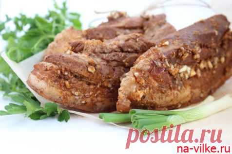 Сало варёное в луковой шелухе и бутерброд с салом