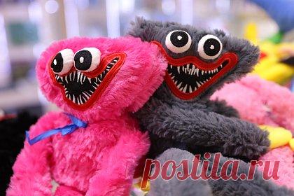 В Роскачестве оценили влияние игрушек Хагги Вагги на психику и здоровье детей. Популярные игрушки в виде героя игры Poppy Playtime Хагги Вагги и его друзей часто сшиты некачественно и содержат опасный для здоровья фенол, однако не наносят вреда психике детей, рассказала замглавы Роскачества Елена Саратцева. Кроме того, эти игрушки не имеют маркировки, что они не предназначены для детей.