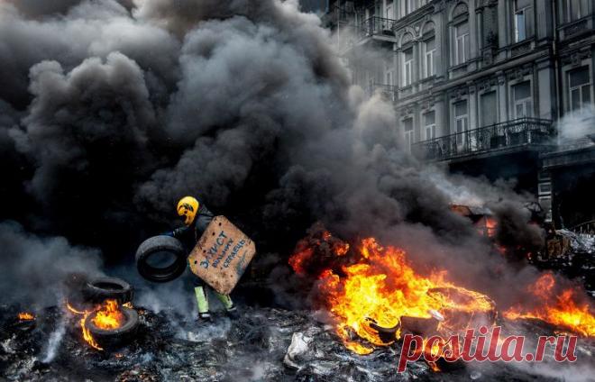 Январь 2014. "ЗАКОНЫ 16 ЯНВАРЯ" И ИХ ОТМЕНА / Массовые беспорядки на улице Грушевского в Киеве, 23 января 2014 года. © ИТАР-ТАСС/Евгений Малолетка | Что привело к возникновению конфликта, как он развивался и какое влияние оказал на расстановку сил в международных отношениях. ХРОНОЛОГИЯ